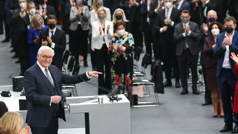 Bundespräsident Frank-Walter Steinmeier (links am Rednerpult) wurde von der Bundesversammlung erneut zum Bundespräsidenten gewählt.
