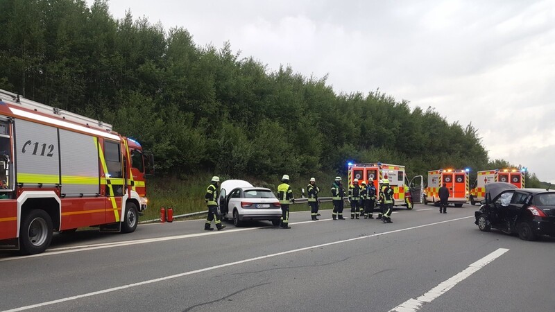 Beim Verkehrsunfall auf der B20-Zufahrt bei der Vollmauer Straße wurden vier Personen leichter verletzt. Im Einsatz waren das BRK mit Notärztin und drei Rettungswägen sowie die Further Feuerwehr.