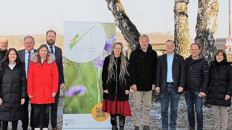 Mitglieder der Höheren und Unteren Naturschutzbehörde, der drei ILEn, des Amts für Ländliche Entwicklung und des Landschaftspflegeverbands Kelheim VöF ziehen zur Halbzeit der "Eh-da"-Projekte eine positive Bilanz.