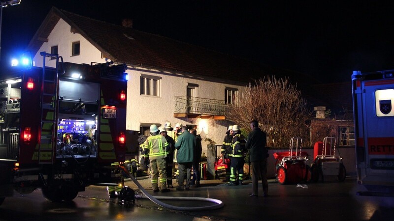 In Wallersdorf ist am Mittwochnachmittag ein Feuer in einer Wohnung ausgebrochen.