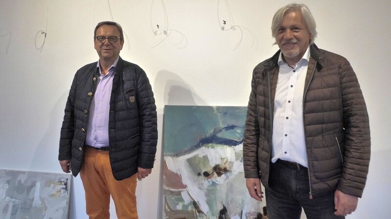 Viechtachs Bürgermeister Franz Wittmann (li.) und Kurator Ludwig Weber freuen sich, die Ausstellung "Ten years of passion" jetzt zeigen zu können.