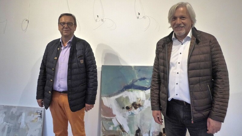 Viechtachs Bürgermeister Franz Wittmann (li.) und Kurator Ludwig Weber freuen sich, die Ausstellung "Ten years of passion" jetzt zeigen zu können.