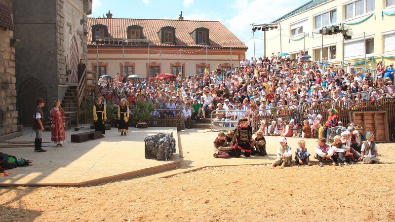 Rund 1500 Zuschauer verfolgten am Samstag das Kinderdrachenstich-Festspiel. Foto: Thomas Linsmeier