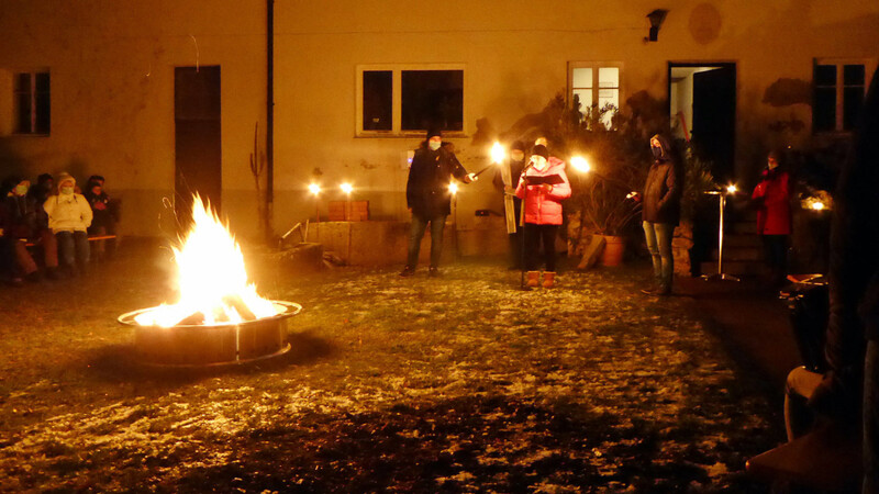 Bei Fackelschein und Lagerfeuer wurde heuer die traditionelle Waldweihnacht im Garten des ehemaligen Pfarrhofes gefeiert.