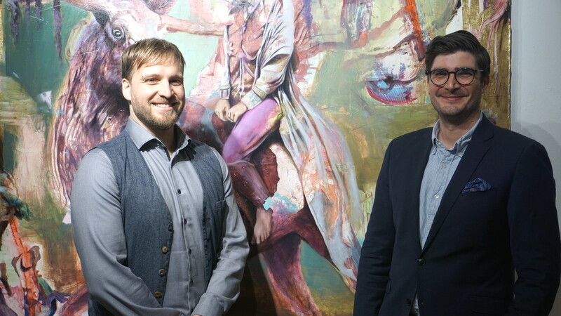 Künstler Benjamin Burkard (links) mit Galerist Christopher Seidl bei der Ausstellungseröffnung am Samstagabend.