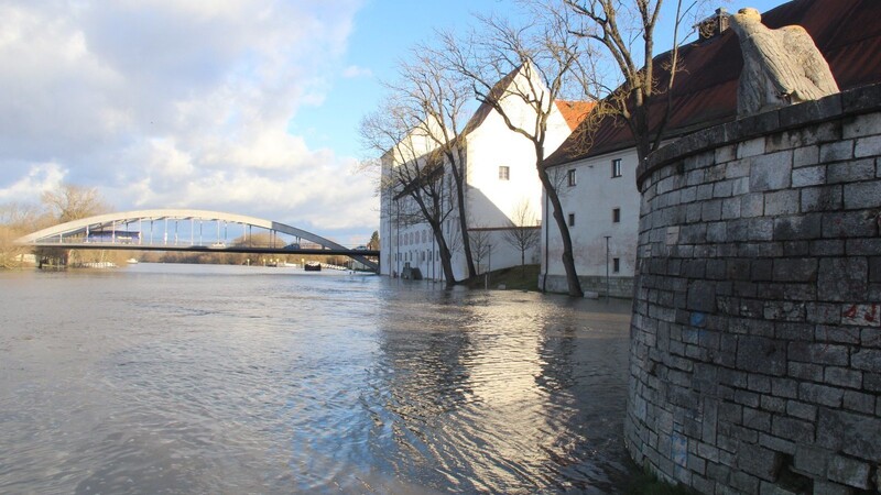 Der Weg am Herzogschloss steht unter Wasser.