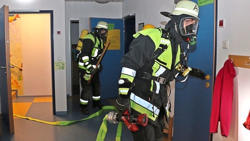 Raum für Raum durchsuchten die Atemschutzgeräteträger den verrauchten Keller nach Personen.