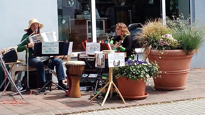 Ingrid Gerbl und Sylvia Schäfer musizierten am Samstag im Zentrum des Marktes.