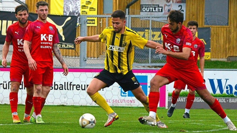 Vilzings 1:3-Vorbereiter Tobias Kordick (gelbes Trikot) wird von Marco Faltermeier (rechts) attackiert; links Franz-Xaver Brandl und Marco Pfab.