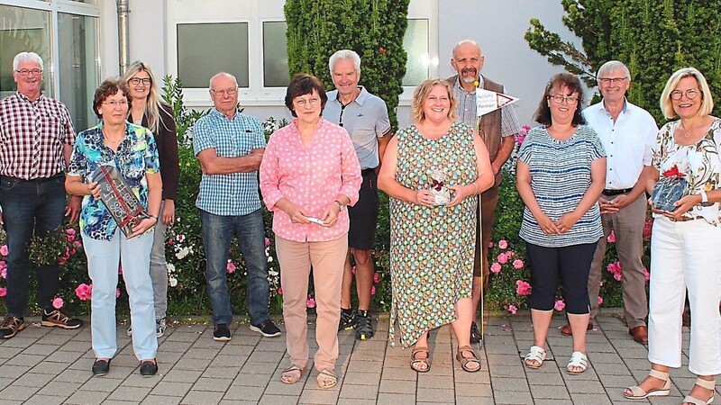 Präsente zum Abschied und als Dankeschön gab es am Ende des Schuljahres bei der Schulfamilie in Tiefenbach: