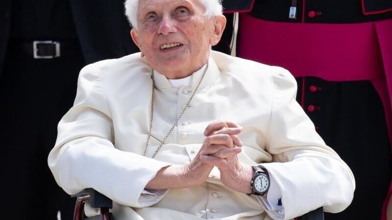 Der emeritierte Papst Benedikt XVI. kommt am Flughafen München zu seinem Flugzeug.