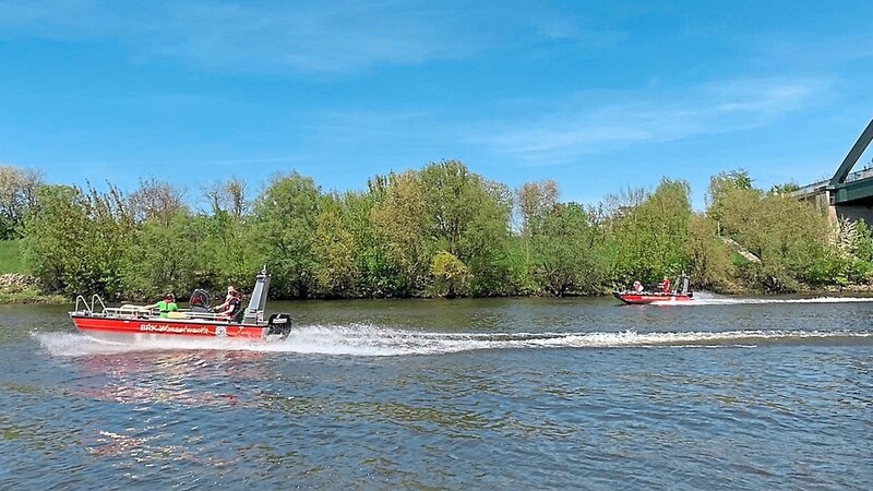 Bei einer Schulungs- und Patrouillenfahrt haben Mitglieder der Straubinger und Parkstettener Ortsgruppe der Kreiswasserwacht die neuen Motorboote ausprobiert und dabei zufällig ein von einem Freizeitsportler verlorenes Kanu geborgen.