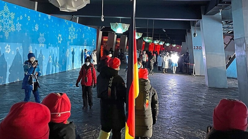 Die deutsche Olympiamannschaft mit den beiden Fahnenträgern kurz vor dem Einmarsch in das Olympiastadion in Peking.  Foto: Marcel Brandt