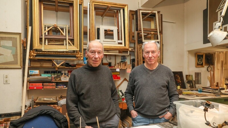 Die Zwillingsbrüder Walter (l.) und Herbert Neher führen ihre Restaurierungswerkstatt in der Amalienstraße 24 seit über 40 Jahren.