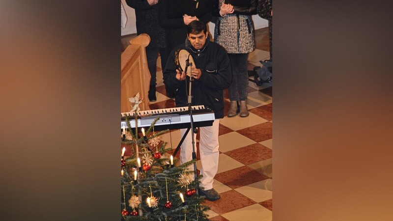 Auch Pfarrvikar Jojappa Tulimelli brachte sich mit einem indischen Weihnachtslied ein.
