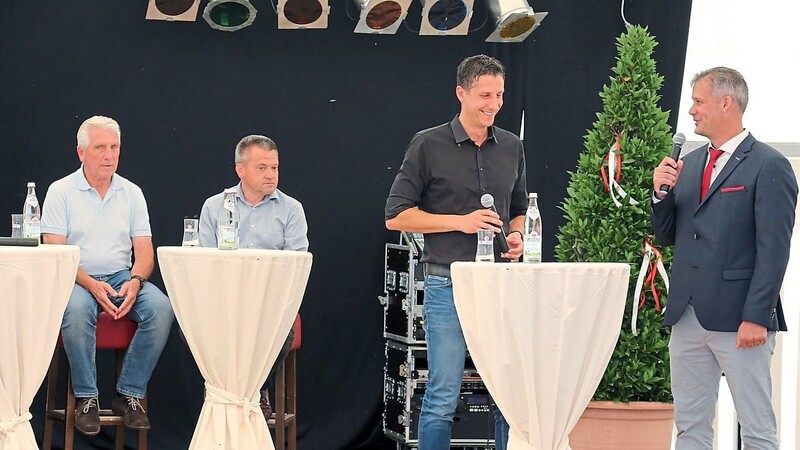 Alex Roloff (rechts) moderierte die Talkrunde mit Christian Keller, Manfred Schwabl, Klaus Fischer und Silke Raml (von rechts).