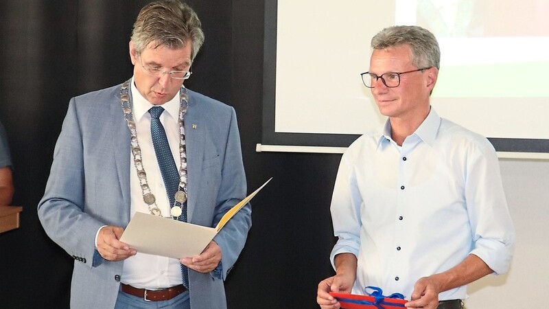 Nach 26 Jahren im Plattlinger Stadtrat wurde der neue Landrat Bernd Sibler (r.) von Bürgermeister Hans Schmalhofer mit einem Geschenk und einer Urkunde verabschiedet.