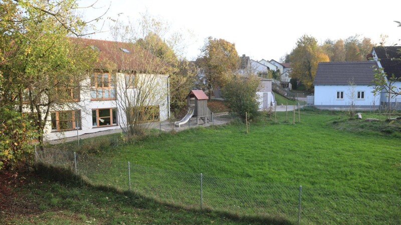 Auf dieser Wiese neben dem bestehenden Kinderhaus Sankt Stephanus Moosen (links) soll das Häuschen in Holzmodulbauweise für die Naturgruppe entstehen.