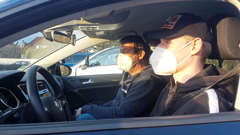 Praktischer Unterricht nur mit FFP2-Maske: Fahrlehrer Sebastian Schramm mit einem seiner Fahrschüler am Steuer.