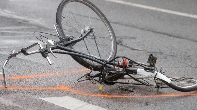 Der Radfahrer wurde bei dem Unfall schwer verletzt.