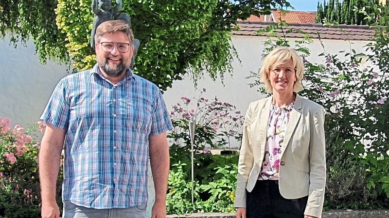 Freuen sich über die Förderzusage aus München: MdL Petra Högl und BRK-Vorstandsvorsitzender Christian Schweiger.