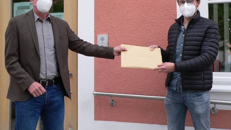 Frank Dietzel übergab am Donnerstag die Unterschriftenliste an Bürgermeister Johannes Brunner.