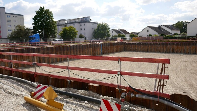 Die Baustelle an der Bargrabenstraße im September: Bürgermeister Andreas Strauß hofft, dass heuer noch die Decke auf das Untergeschoss kommt.