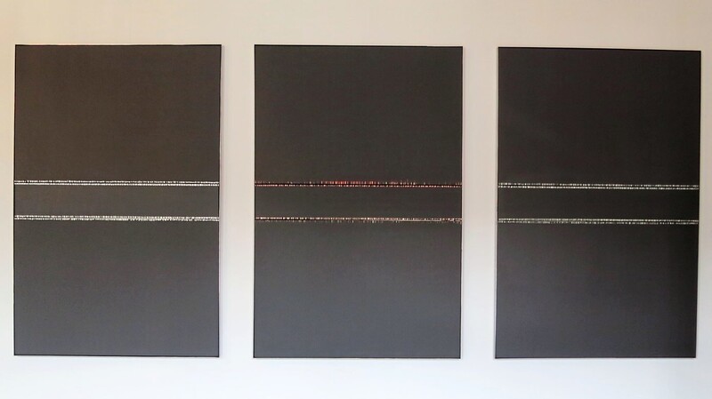 Johann Sebastian Bachs Goldbergvariationen haben Mayerle zu einem Triptychon in grau-schwarz changierenden Tönen inspiriert. Die fein gestrichelten Linien wirken wie Reißverschlüsse, die die Farbfelder verbinden.