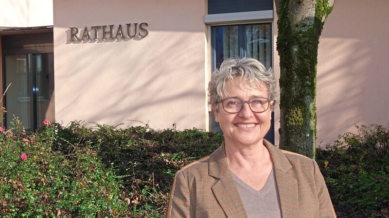 Bürgermeisterin Christine Hammerschick freut sich über das ehrenamtliche Engagement in Steinach - beispielsweise für den Gemeindeboten, den sie in der Hand hält.
