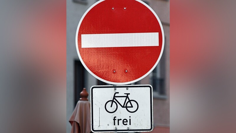 Ein Schild erlaubt Radfahrern die Einfahrt in eine Einbahnstraße entgegen der Fahrtrichtung. Der Ordnungsausschuss hat das für eine Reihe von Straubinger Straßen beschlossen.