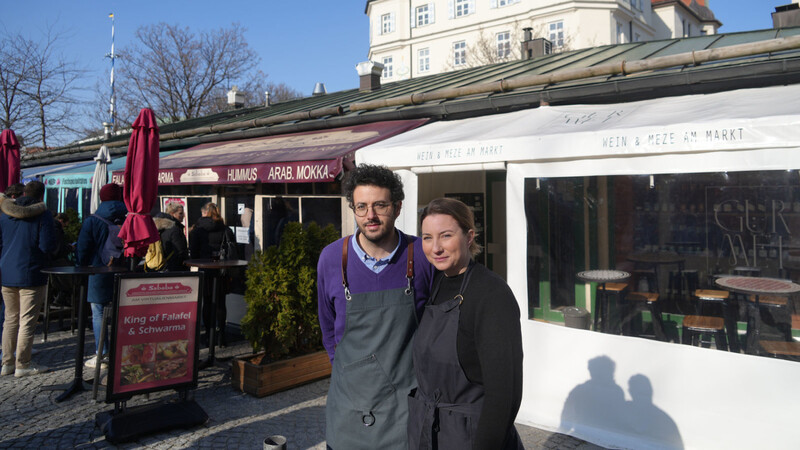 Mete Gür, 38, und Sarah Lange, 35, haben schon viel Gastro-Erfahrung mit ihrem türkisch-regionalen Konzept. Nach Stationen von Haidhausen bis ins Glockenbach haben sie jetzt ihr eigenes Standl auf dem Viktualienmarkt eröffnet.
