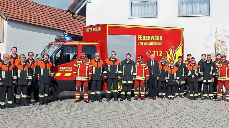 Die Kameraden der Feuerwehr freuen sich über ihr neues Einsatzfahrzeug. Zur Begrüßungsfeier kam auch Bürgermeister Christian Kiendl.