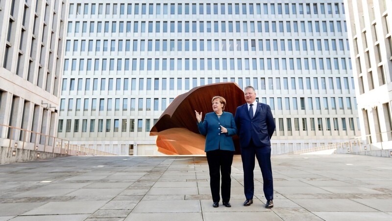 Kanzlerin Angela Merkel und BND-Chef Bruno Kahl beim Rundgang über das riesige BND-Areal.