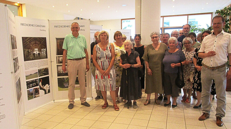 Freundeskreis-Vorsitzender Martin Scharrer und zweite Bürgermeisterin Maria Hohenester (l.) eröffneten im Beisein interessierter Mitbürger die Ausstellung im Bücherei-Foyer.
