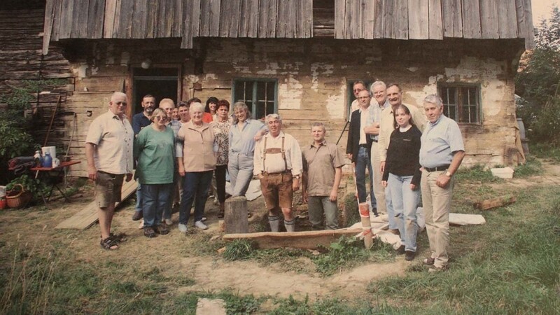 Das Grabungsteam des Heimatvereins in Kleinbettenrain, mit Dr. Bernd Engelhardt und Dr. Martin Ortrmaier im Jahr 2003. Auf dem Bild fehlen Peter Barteit und Günter Knaus.