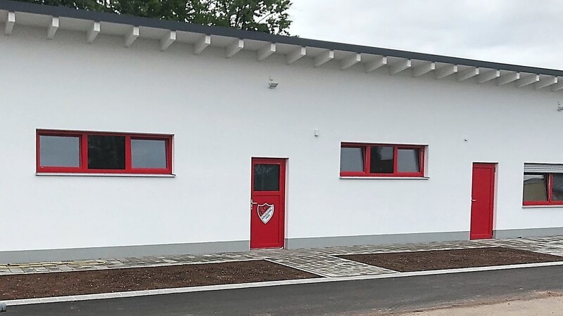 Der FC Ergolding hat im Stadion einen Neubau mit vier Umkleidekabinen, modernen Duschen sowie weiteren Räumen für Schiedsrichter und Vereinswirt fertiggestellt.