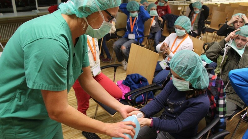Jedes Kind bekam Haube, Mundschutz und Handschuhe. Vorher desinfizierte Dr. Bettina Schmeller die Hände - wie es sich gehört.