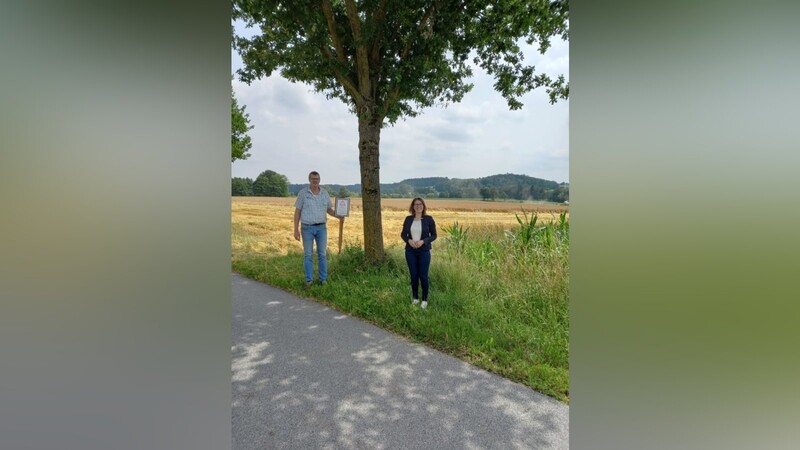 Bauhofleiter Thomas Schwarz und Bürgermeisterin Andrea Probst begutachten betroffene Bäume.