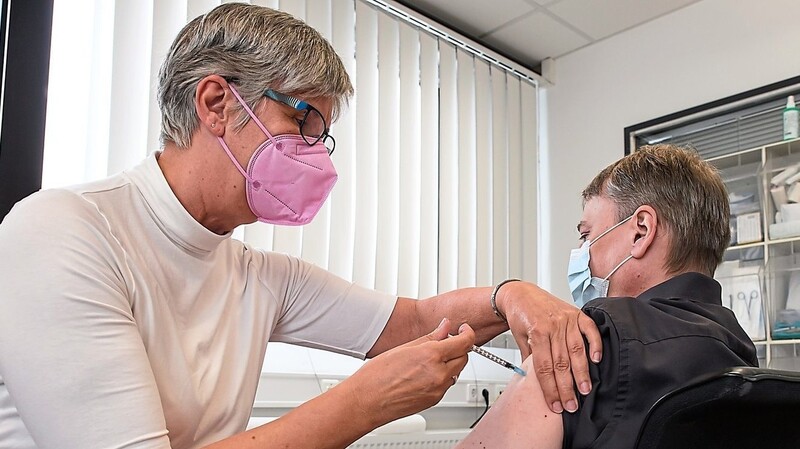 Bayernweit dürfen seit dieser Woche auch die Betriebsärzte die Impfung gegen das Coronavirus durchführen. Einige Unternehmen in der Isarstadt haben dieses Konzept bereits umgesetzt.