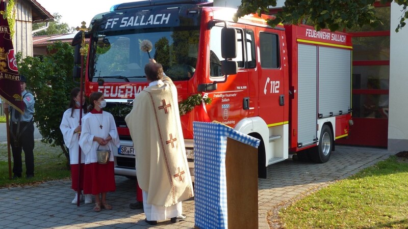 Stadtpfarrer und Dekan Josef Ofenbeck erteilte dem neuen Feuerwehrauto den kirchlichen Segen.