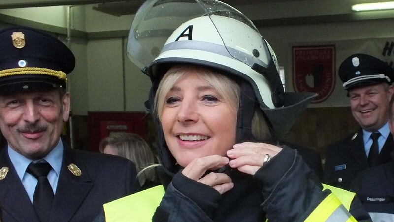 Ulrike Scharf war zu Besuch bei der Feuerwehr Langenpreising und unterstützte dabei die landesweite Aktion "Frauen zur Feuerwehr".