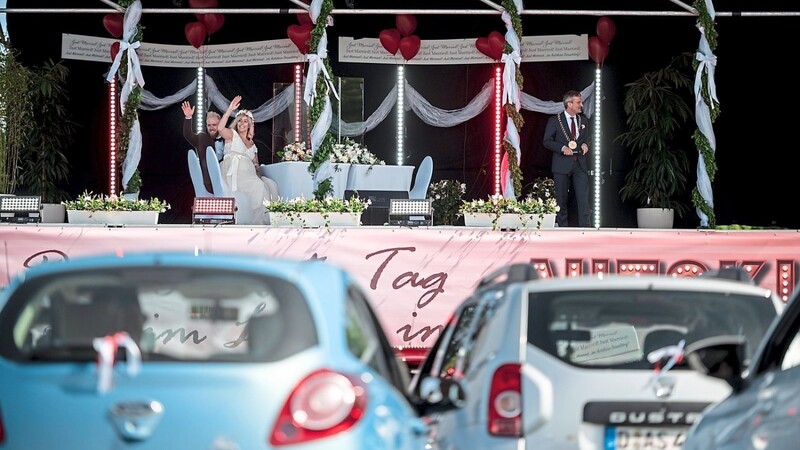 Womöglich muss man sich den Schlussapplaus im Theater demnächst so vorstellen wie diese Hochzeit in einem Düsseldorfer Autokino, die der dortige Oberbürgermeister selbst vornahm. Ob bayerische Autokinos allerdings demnächst öffnen dürfen, ist unklar.