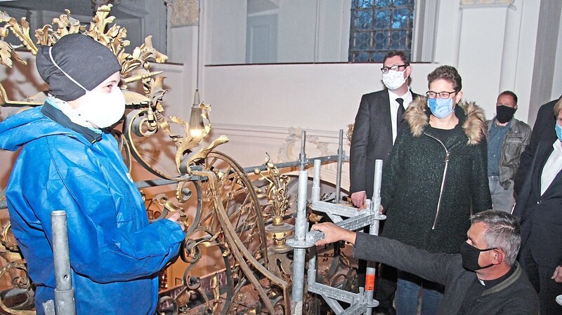 Restauratorin Juliane Wenzel erklärte die ausführenden Arbeiten am historischen Gitter.