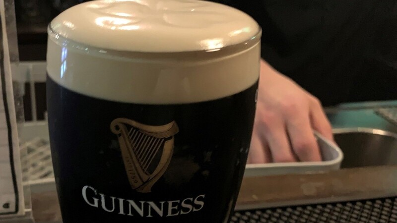 Im schummrigen Licht des "Irish Harp" werden wohl auch weiterhin noch keine "Guinness"-Schoppen stehen dürfen. (Symbolbild)
