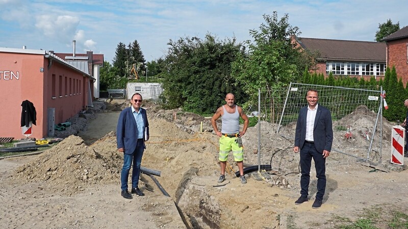 Stadtbaumeister Michael Breitenwinkler (links) und Bürgermeister Armin Grassinger (rechts) begutachteten den Baufortschritt.