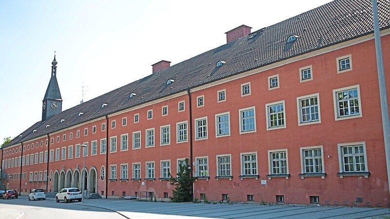 Im ehemaligen Stabsgebäude der Stein-Kaserne sollen in ein paar Jahren Büroräume des Landratsamtes entstehen. Bis es so weit ist, könnten die Räume für Veranstaltungen genutzt werden.