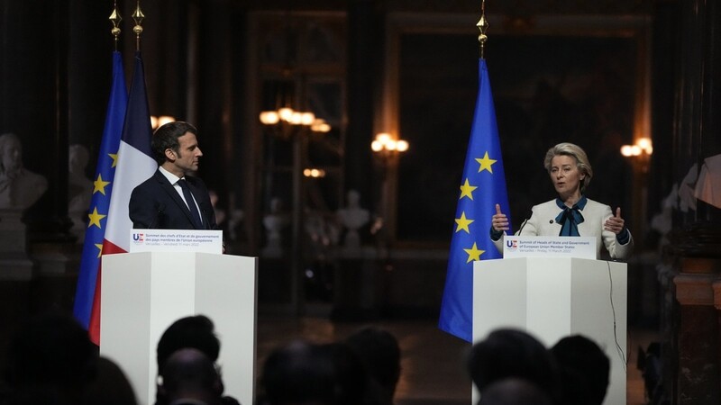 Frankreichs Präsident Emmanuel Macron und EU-Kommissionspräsidentin und Ursula von der Leyen sprechen bei einer Pressekonferenz nach dem EU-Gipfel im Schloss von Versailles. Die EU will weitere 500 Millionen Euro für die Lieferung von Waffen und Ausrüstung an die ukrainischen Streitkräfte zur Verfügung stellen.