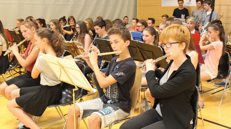 Die Jazzcombo des Fraunhofer-Gymnasiums sorgte für Musik bei der Verleihung der Zeugnisse Ehrenamt macht Schule.