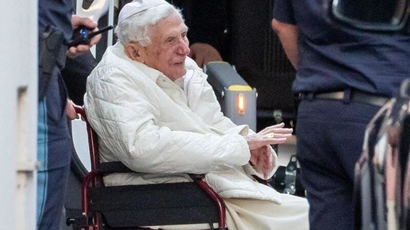 Benedikt XVI. auf seinem Deutschlandbesuch im Juni. Er hatte in Regensburg seinen damals schwer erkrankten Bruder besucht.