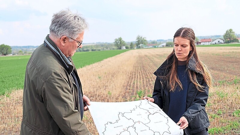 BBV-Kreisobmann Friedhelm Dickow und Susanna Hanke vom Landschaftspflegeverband zeigen die Flächen, mit denen Landwirte im Isartal am Schutzprogramm teilgenommen haben.